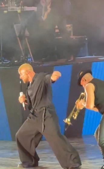 İstanbulda Ricky Martin Rüzgarı Konserdeki Enerjisi İle Büyüledi Binlerce Kişi Aynı Anda Eşlik Etti