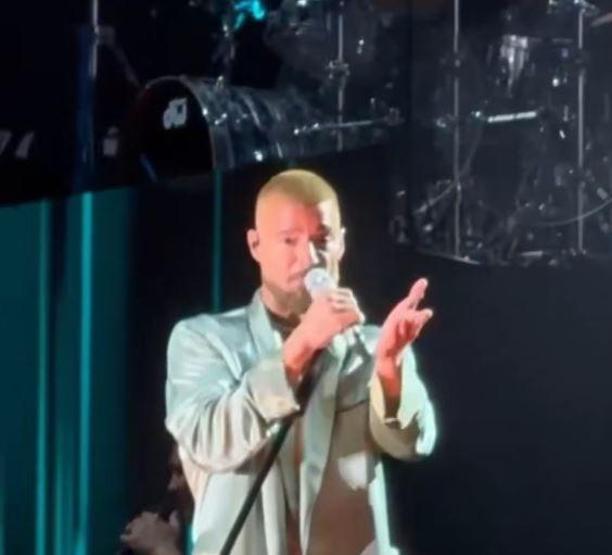 İstanbulda Ricky Martin Rüzgarı Konserdeki Enerjisi İle Büyüledi Binlerce Kişi Aynı Anda Eşlik Etti