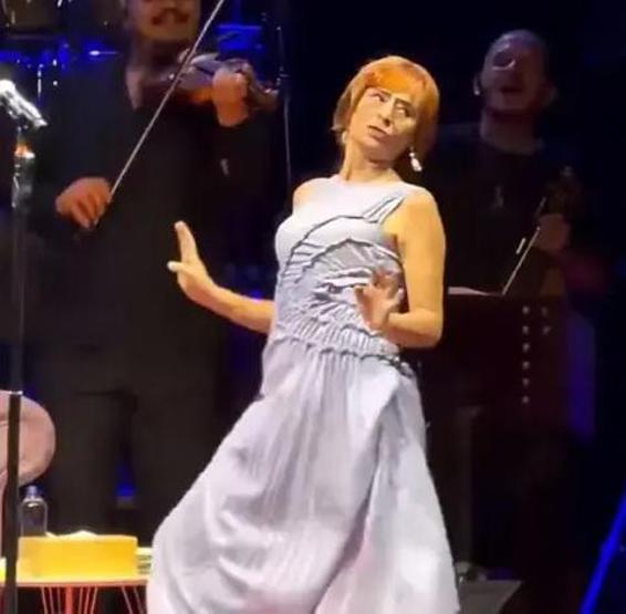 Yıldız Tilbeden Unutulmaz Şov Sahnede Kendinden Geçti Geceye Damga Vuran Dans