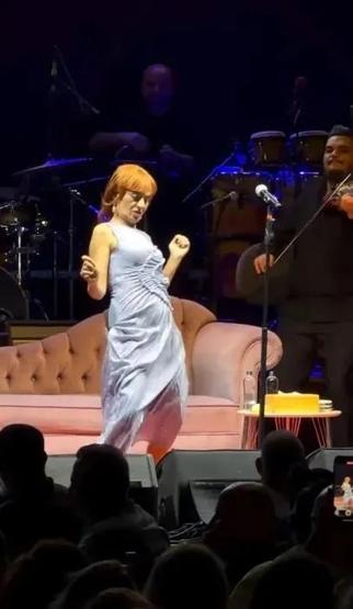 Yıldız Tilbeden Unutulmaz Şov Sahnede Kendinden Geçti Geceye Damga Vuran Dans