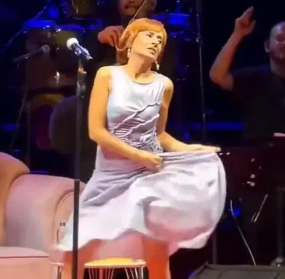Yıldız Tilbeden Unutulmaz Şov Sahnede Kendinden Geçti Geceye Damga Vuran Dans