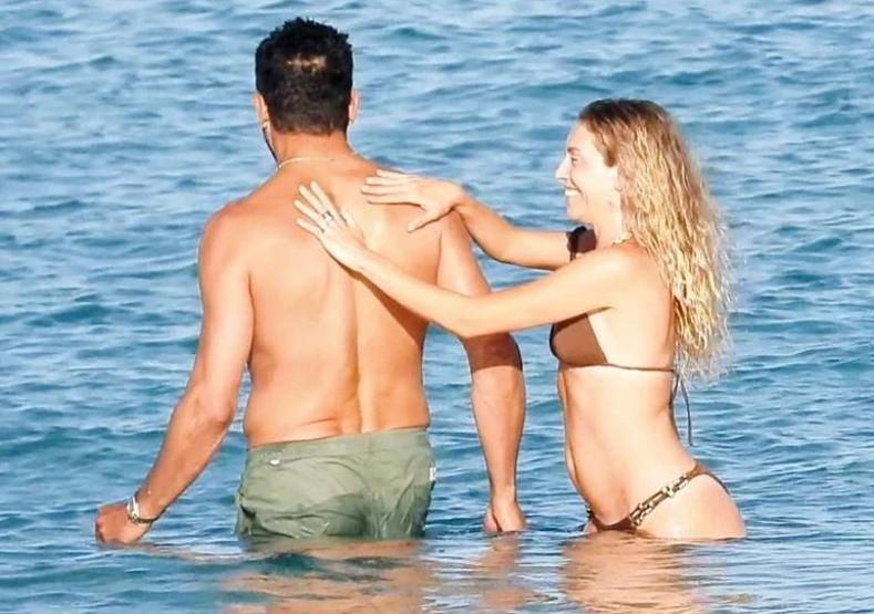 PLAJLARA ÜNLÜ AKINI Bodrum, Çeşme Sahilleri Şenlendi... Sinem Kobal, Kenan İmirzalıoğlu, Fahriye Evcen, Burak Özçivit... Kimler Yok ki... Ünlülerin Tatil Kareleri
