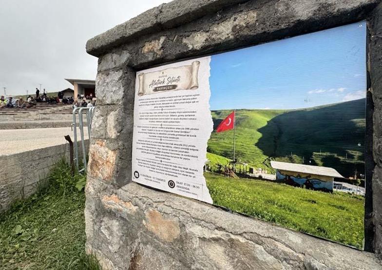 Yağışlı hava engel oldu: Atatürk silüetini göremediler