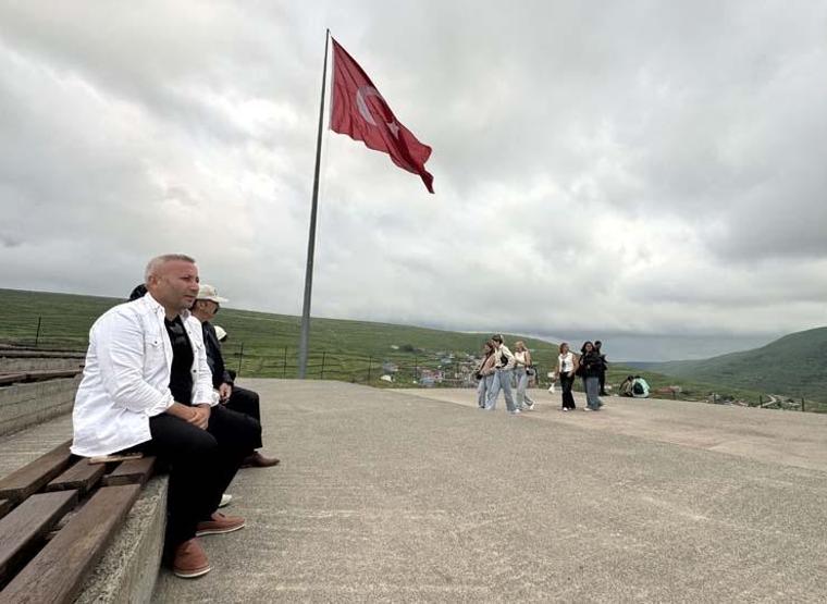 Yağışlı hava engel oldu: Atatürk silüetini göremediler