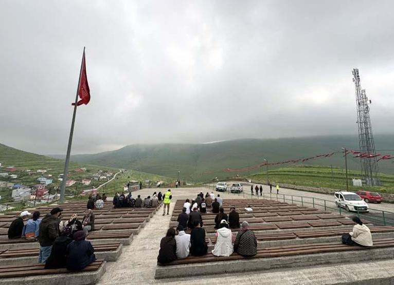 Yağışlı hava engel oldu: Atatürk silüetini göremediler