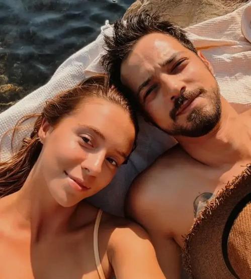 Mert Yazıcıoğlu’ndan Sevgilisiyle Romantik Paylaşım İspanya Tatilinden Aşk Dolu Kareler