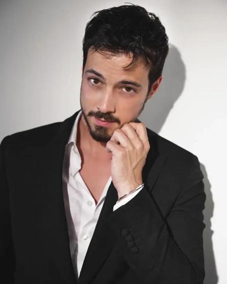 Mert Yazıcıoğlu’ndan Sevgilisiyle Romantik Paylaşım İspanya Tatilinden Aşk Dolu Kareler