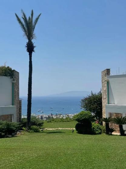 Mert Yazıcıoğlu’ndan Sevgilisiyle Romantik Paylaşım İspanya Tatilinden Aşk Dolu Kareler