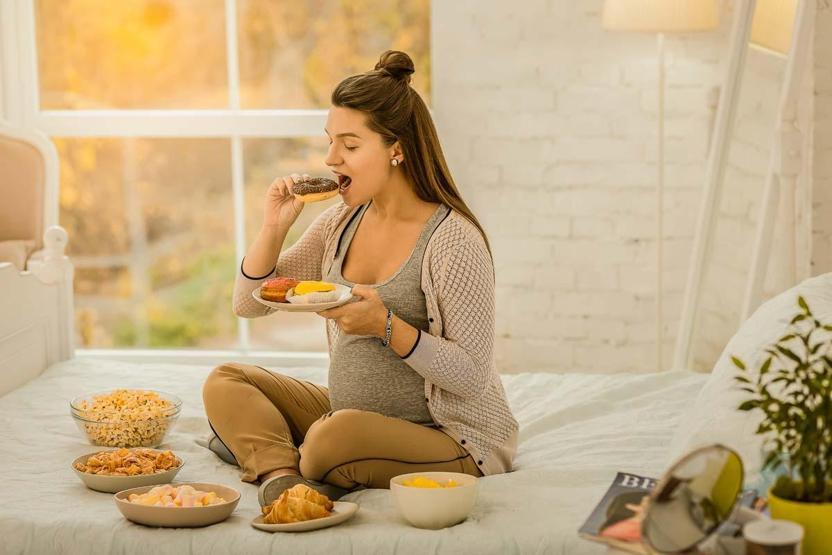 Sağlıklı Gebelik İçin 4 Kritik Besin: Demir, Kalsiyum, D Vitamini ve Omega-3