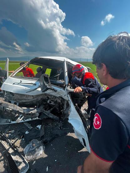Minibüs ile otomobil çarpıştı: 7 yaralı