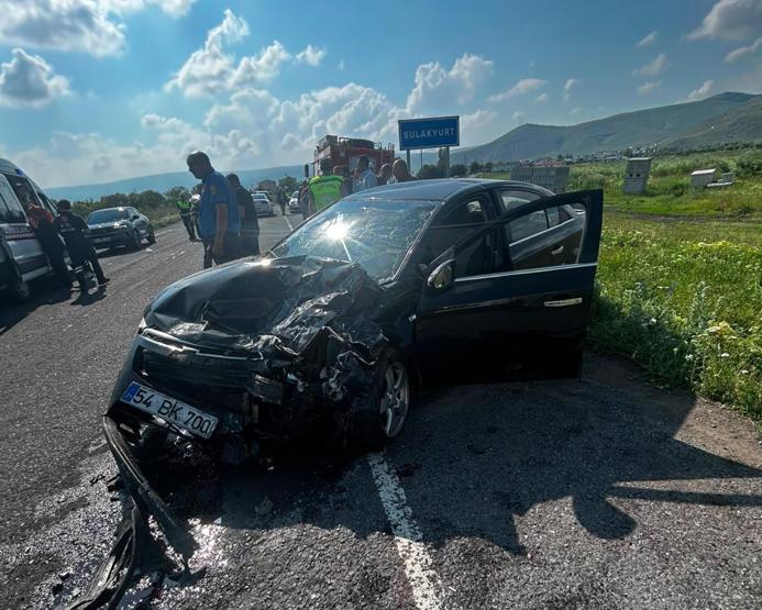Minibüs ile otomobil çarpıştı: 7 yaralı