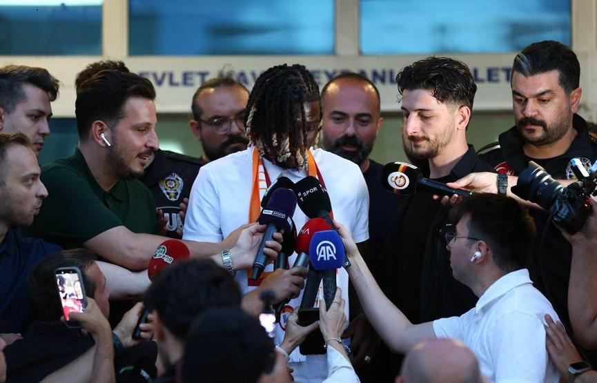 Lesley Ugochukwu, Galatasaray için İstanbul’da