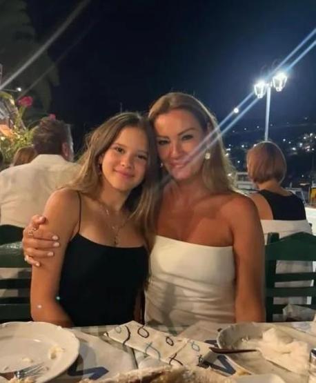 Pınar Altuğ ile Yağmur Atacanın çorap tartışması gündem oldu Sanal medya ikiye bölündü