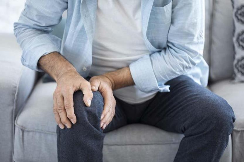 SİNİR HASARININ Göz Ardı Edilen 8 Belirtisi Elinizden Eşya Düşüyorsa, Sürekli Tökezleme, Düşme, Aşırı Terleme... Etkileri Say Say Bitmiyor