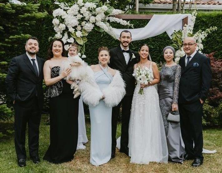 SADE GELİNLİĞİ VE DURU GÜZELLİĞİYLE GÖZ KAMAŞTIRDI Nilüferin kızı Ayşe Nazlı Yumlu ile Batuhan Yağlıoğlu evlendi