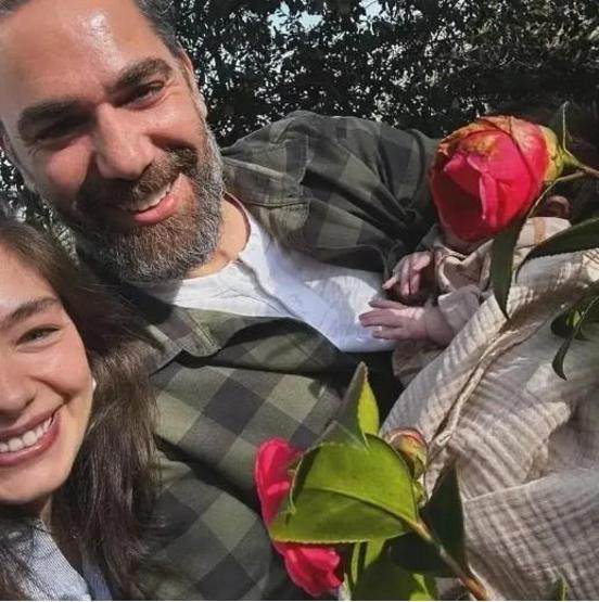 Neslihan Atagül’ün doğal ayna pozu sanal medyada ilgi gördü