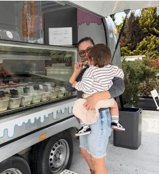 Neslihan Atagül’ün doğal ayna pozu sanal medyada ilgi gördü
