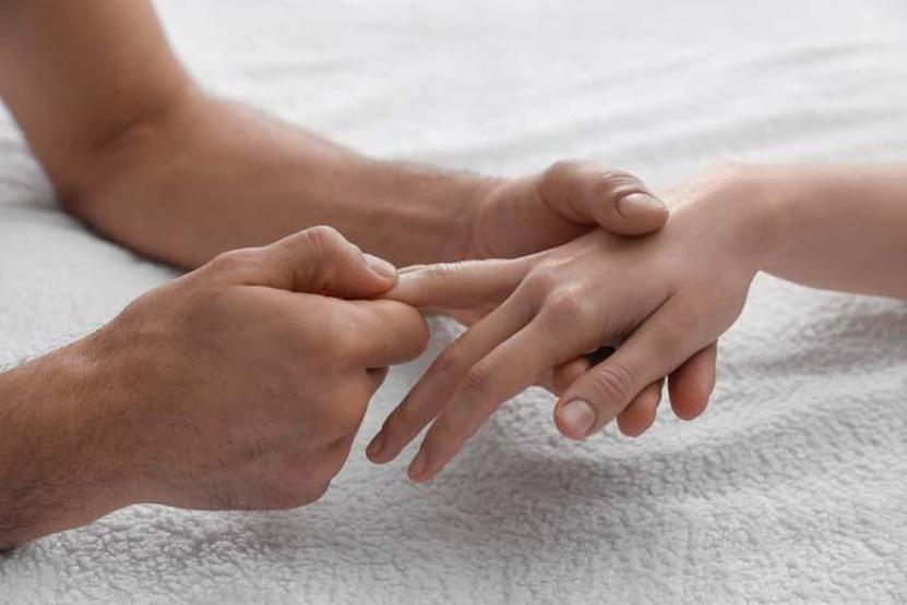 60 YIL SÜREN SIRA DIŞI DENEY: Parmak Çıtlatma Efsanesi Çöktü Zararlı mı, Değil mi Bilimsel Gerçek Ortaya Çıktı