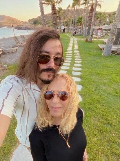 Sertab Erenerden eşi Emre Kulaya romantik paylaşım Beraber 10 yıl notu dikkat çekti