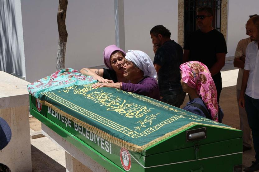 Sevgilisi tarafından dövülerek öldürülmüştü: Tabutunu kadınlar taşıdı