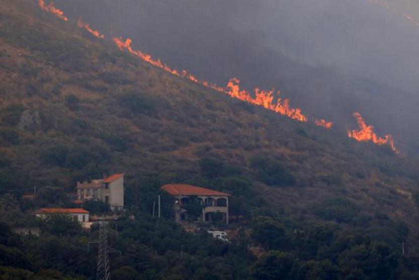 İtalya alevlere teslim Ekipler havadan müdahale ediyor