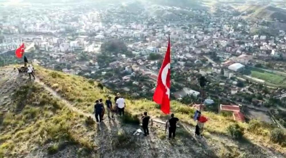 1600 rakımlı zirvede bayrağa saygı
