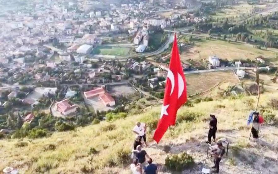 1600 rakımlı zirvede bayrağa saygı