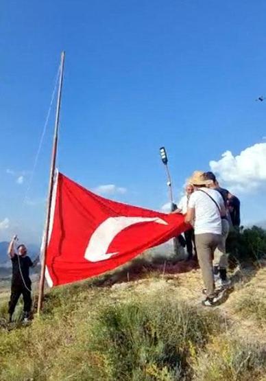 1600 rakımlı zirvede bayrağa saygı