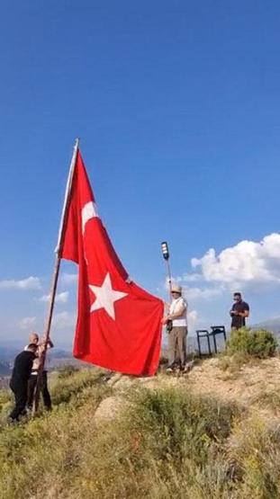 1600 rakımlı zirvede bayrağa saygı