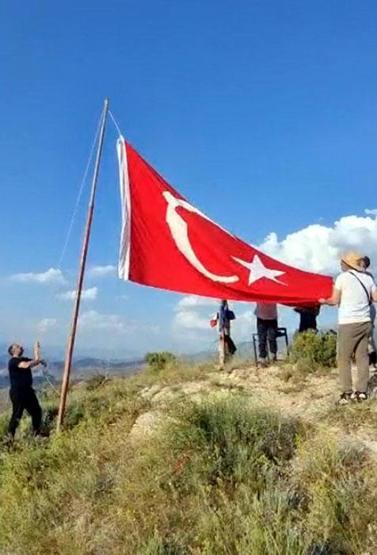 1600 rakımlı zirvede bayrağa saygı