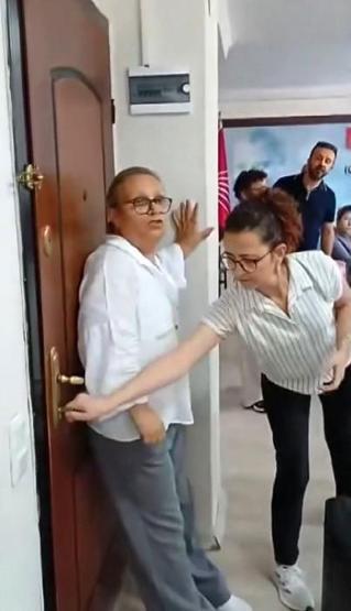 CHP Nazillide koltuk kavgası Kapı kilitledi, yeni başkan dışarıda kaldı