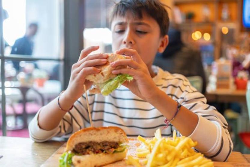 Çocuklarda obezitenin görünmeyen nedeni: Ekran süresi kilo riskini artırıyor