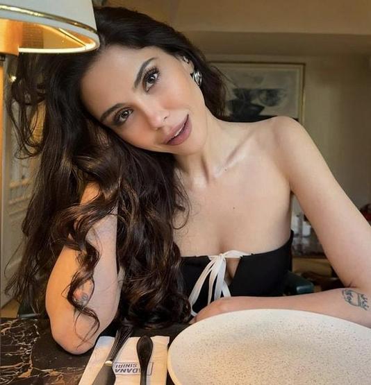 Dilara Aksüyekten şaşırtan itiraf Otel odamı kendim temizlerim