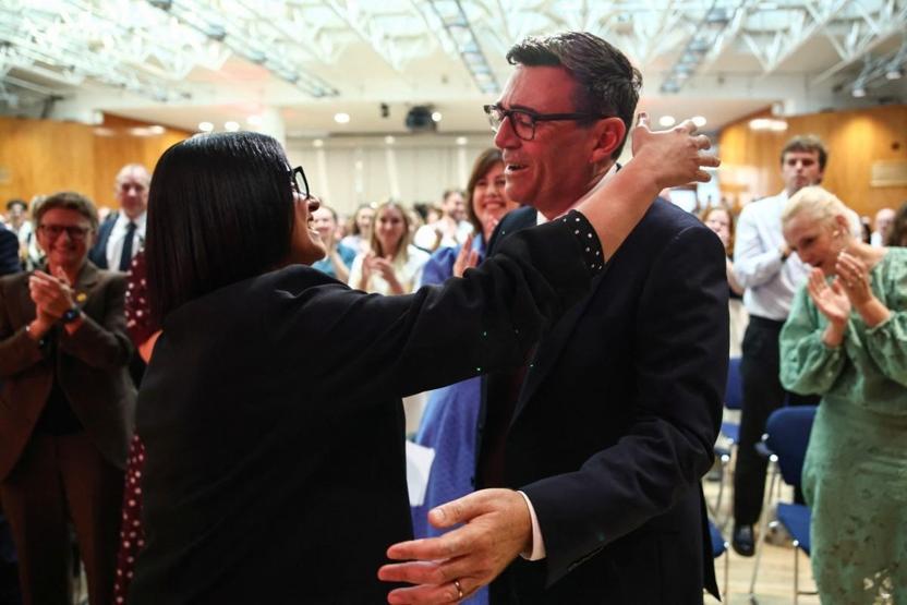 İngiltere’de Burnham dönemi başlıyor: İşçi Partisinin yeni liderinden ilk mesajlar