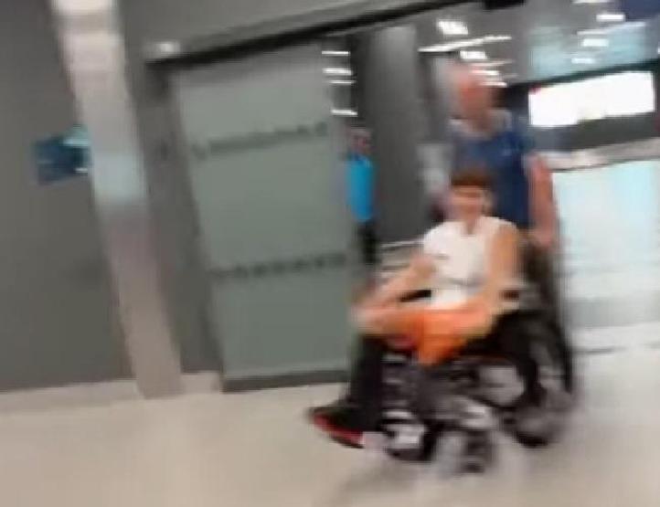Bacağı ampute edilmişti Survivor Yunanistanın şampiyonu Stavros Floros ülkesine döndü Gözyaşlarıyla karşılandı