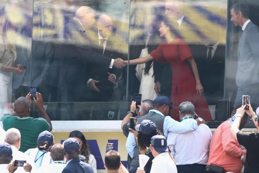 Söz uçar, kupa kalır: Trump ve Sanchezden sürpriz kare