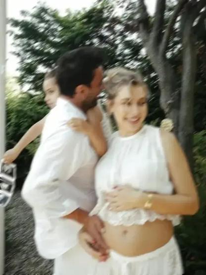 6 Aylık Hamile Gamze Erçelden Plajda Tatil Pozları Eşi Caner Yıldırım Kamerayı Elinden Düşürmedi