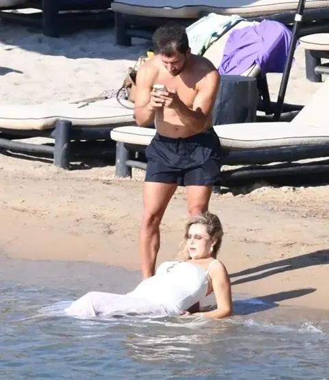 6 Aylık Hamile Gamze Erçelden Plajda Tatil Pozları Eşi Caner Yıldırım Kamerayı Elinden Düşürmedi