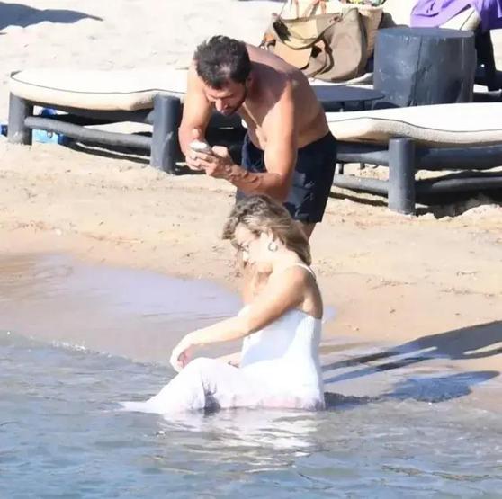 6 Aylık Hamile Gamze Erçelden Plajda Tatil Pozları Eşi Caner Yıldırım Kamerayı Elinden Düşürmedi