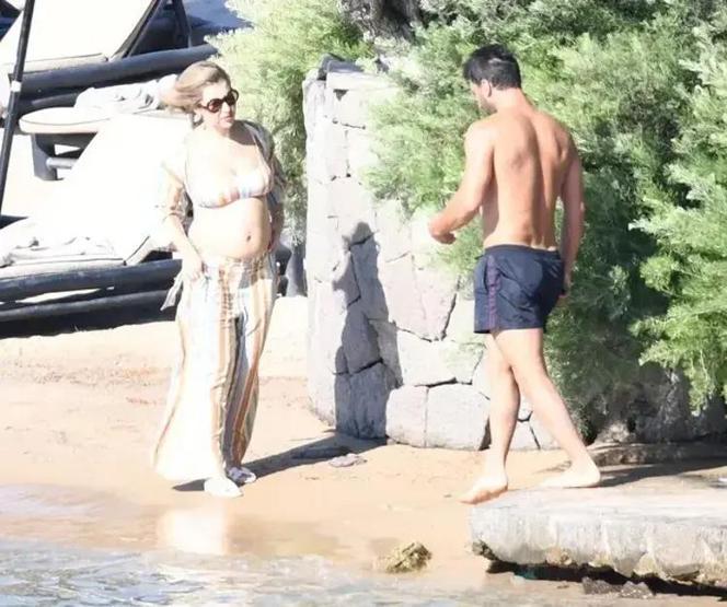6 Aylık Hamile Gamze Erçelden Plajda Tatil Pozları Eşi Caner Yıldırım Kamerayı Elinden Düşürmedi