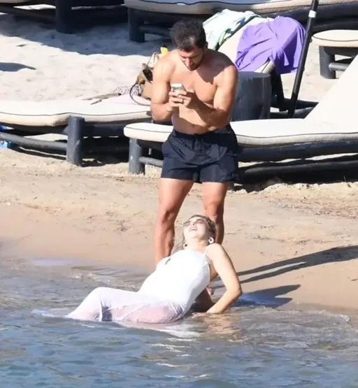 6 Aylık Hamile Gamze Erçelden Plajda Tatil Pozları Eşi Caner Yıldırım Kamerayı Elinden Düşürmedi