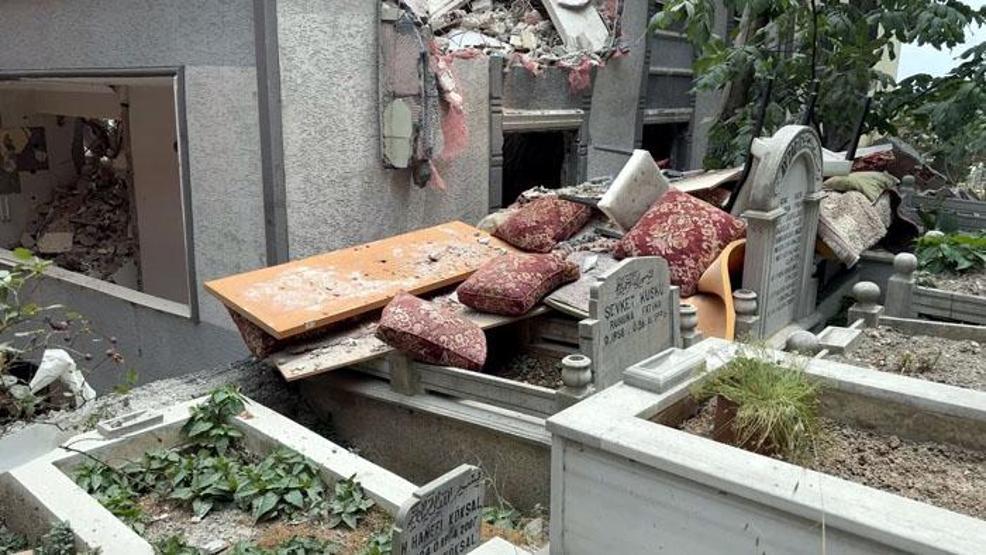 Yıkılan binadan mezarlığa moloz düşmesin diye yastıklı önlem