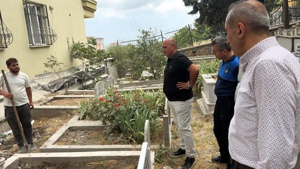 Yıkılan binadan mezarlığa moloz düşmesin diye yastıklı önlem