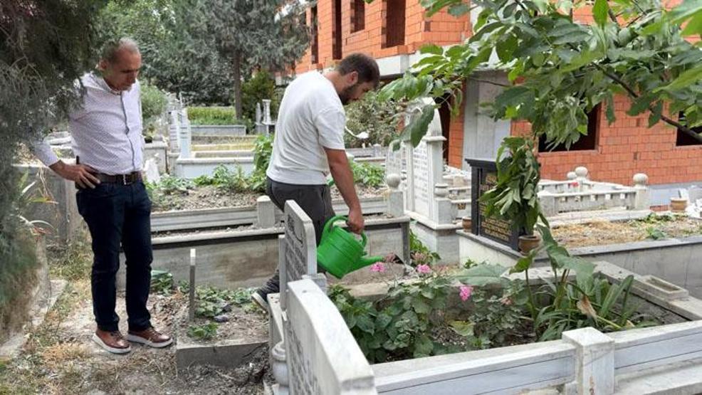 Yıkılan binadan mezarlığa moloz düşmesin diye yastıklı önlem