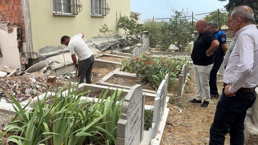 Yıkılan binadan mezarlığa moloz düşmesin diye yastıklı önlem