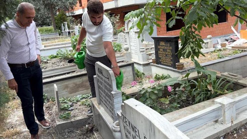 Yıkılan binadan mezarlığa moloz düşmesin diye yastıklı önlem
