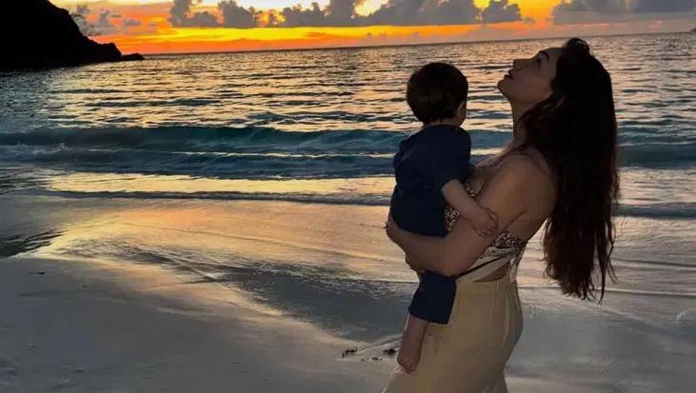 Neslihan Atagül ve Kadir Doğulu’dan Oğulları Azizle Mutlu Aile Pozu Yine Aynı Şeyi Yaptılar... Dikkat Çeken Detay