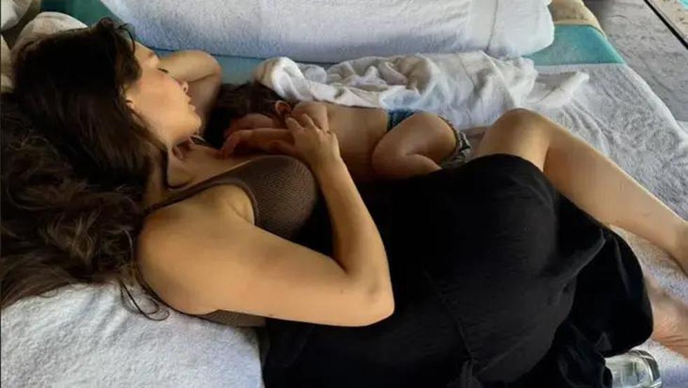 Neslihan Atagül ve Kadir Doğulu’dan Oğulları Azizle Mutlu Aile Pozu Yine Aynı Şeyi Yaptılar... Dikkat Çeken Detay