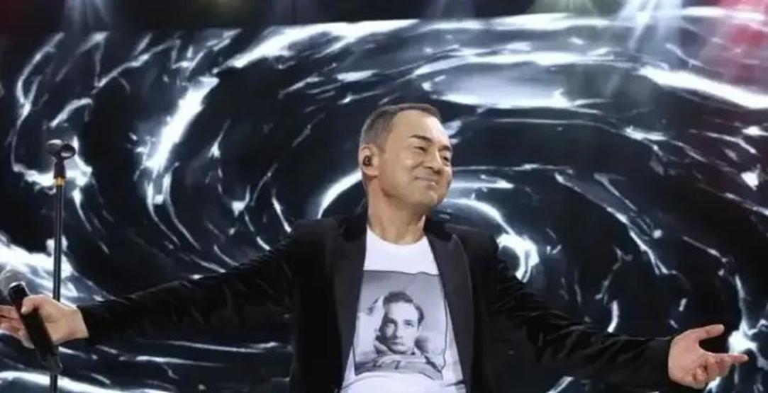 Hastanede 30 Gün Tedavi Gördü Serdar Ortaç’ın Zor Anları Kamerada: Ayaklarım Çok Kötü Durumda