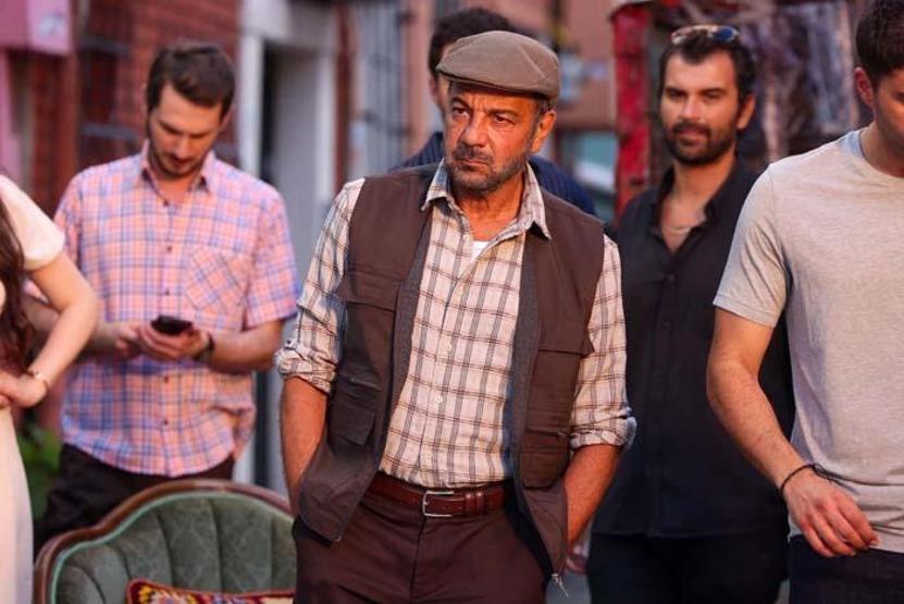 Karlıova Ailesinin Haysiyetli Babası Kerem Alışık Yeni Karakterini Anlattı: Sadıkın Çok Derin Bir Geçmişi Bir de Hiç Geçmemişi Var